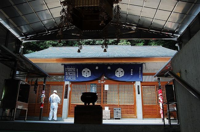 神恵院・本堂。<br /><br />外側はコンクリート打ちっぱなしのモダンな建物。<br />階段を上って2階部分に行くと、ちゃんと本堂があります。