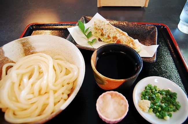 うどん屋さん、SIRAKAWAにて。<br />「たこちくぶっかけ」たしか480円。<br /><br />「たこちく」はタコの入ったちくわ。<br />それを注文が入ってから天婦羅にしてくれます。<br />熱々揚げたてのちくわの天婦羅が美味しい！<br />うどんもコシがあって、しこしこしてて美味しい！<br /><br />思わずお土産用のうどんもお買い上げ〜♪