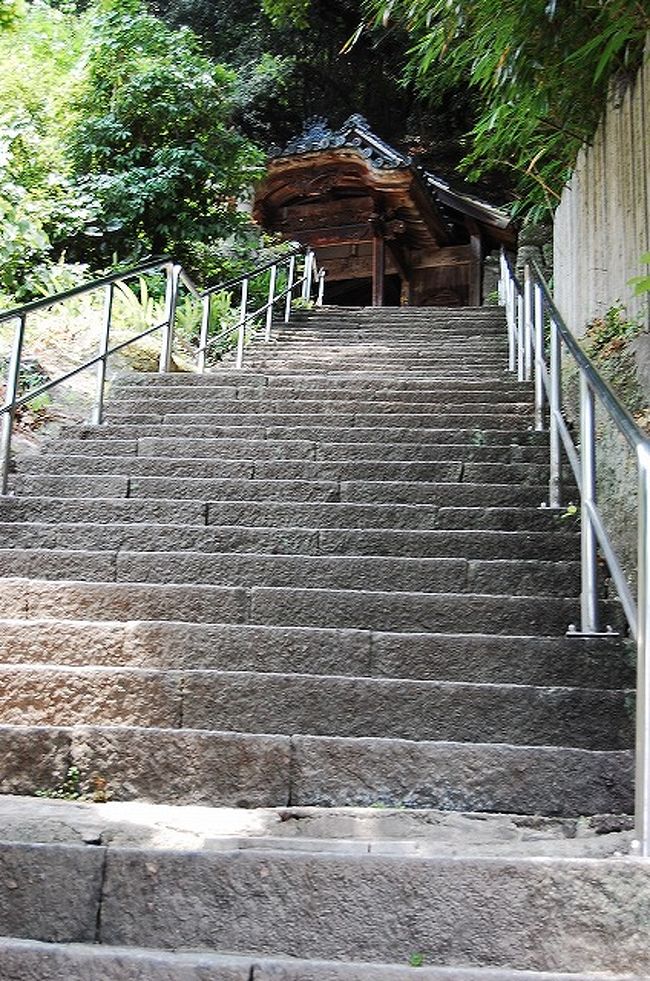 ★第71番　剣五山　弥谷寺（いやだにじ）<br /><br />奈良時代、弥谷山に登った行基は、山頂から中国地方、四国地方の八国を見渡せたことから、東峰に阿弥陀如来、西峰に釈迦如来を安置して開山した。<br />平安時代に弘法大師が訪れ、蔵王権現のお告げに基づいて剣五山弥谷寺と改めたという。<br />仁王門から本堂まですべて石段で、400段近くある。<br /><br />岩壁に半分埋め込まれるように建てられている大師堂。その奥にある奥の院「獅子の岩屋」は岩をくりぬいて造られていて、弘法大師が幼少の頃に学問に励み、再び入山した際に真言密教を修行した場所だと伝えられている。