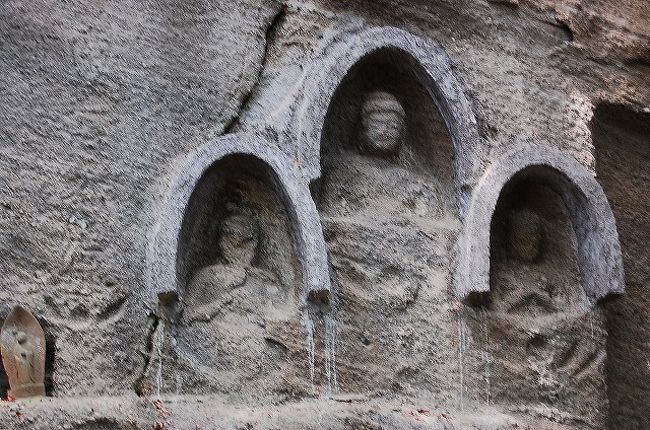 「阿弥陀三尊磨崖仏」<br /><br />本堂付近の岩壁には阿弥陀三尊など多くの仏が刻まれていて、これらも弘法大師が刻んだものと伝えられている。