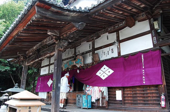 弥谷寺・本堂。<br /><br />ここまで辿り着くのに、猛暑の中を石段を約400段上って来ました…。<br />汗だく。