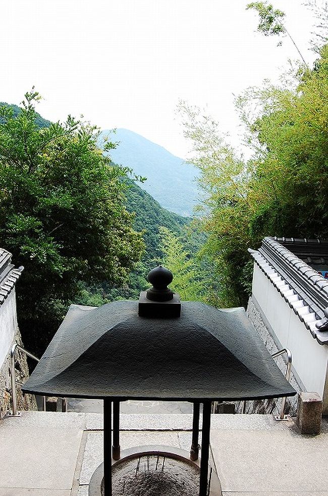 この弥谷寺のある弥谷山（標高382m）は、死者が帰る「仏の山」として昔から民間信仰を集めてきたそうです。<br /><br />400段の石段を上ってきた本堂から見る景色。