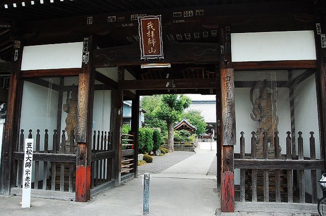 ★第72番　我拝師山　曼荼羅寺（まんだらじ）<br /><br />もとは弘法大師の祖先である佐伯氏の氏寺で、推古天皇の時代に建立されたという。<br />のちに唐から帰国した大師が大日如来を刻み、母親の菩提寺とした古刹である。