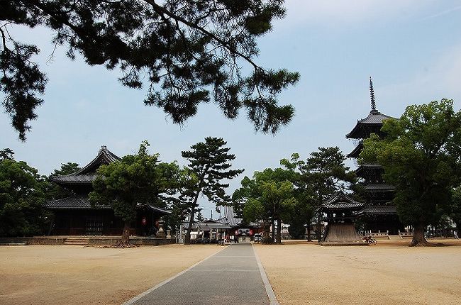 東院。<br /><br />左側に金堂と呼ばれる本堂、右側に五重塔。