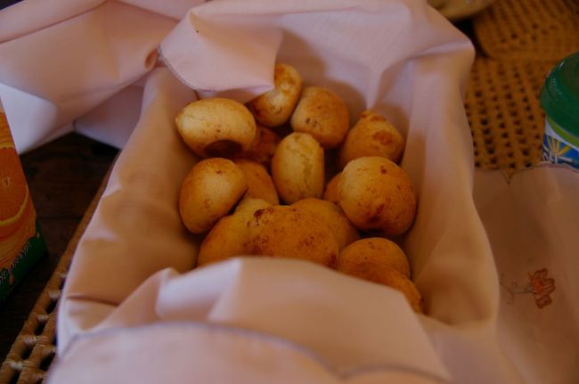 朝食はベロホリゾンチ発祥のパウンジケージョ（チーズパン）です