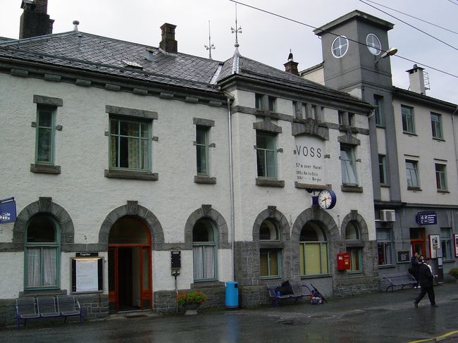 ボス駅で乗り換えです。