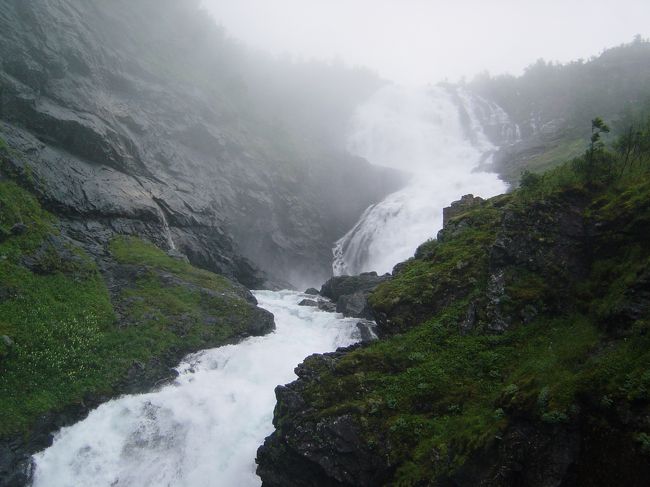 途中でヒョース滝が見れました。