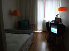 ホテルに行くのも一苦労。まずはストックホルムカードを入手するために、観光案内所に向かったのですが、これが思ったよりも遠い！それから更に中央駅から2つ先に行き、雨の中を地図を見ながらホテルを探す。いつもは必ず中央駅前に宿を取るんですけど、ギリギリで探したためか、ちょっと離れた宿しかなかったんです。

たどり着いた宿、ビリエルヤール。デザインホテルだけあって、内装も素敵でした。写真ではうまく伝わりませんが・・・