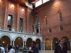 何とか14時のツアーに間に合いそうだったので、早速市庁舎を訪れました。これは、ノーベル賞の授与式に使うホールです。思ったよりも小さいんですよ。