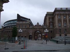 観光できるのは、実質今日が最後。まずはガムラ・スタンへ移動です。これは、王宮の全景。かなり質素なイメージです。