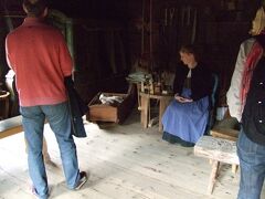 スカンセンは野外ミュージアムで、昔のスウェーデンの生活を再現しています。いろいろな時代の建物があるのですが、その中では衣装を着た係員が、いろいろ説明してくれているようでした。