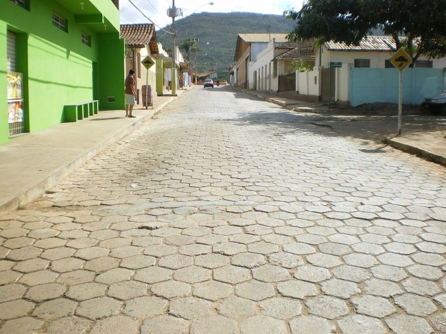 聞けばこの村には小学校、中学校、高校と全部一緒でつい最近まで道路すら舗装されていなかったという