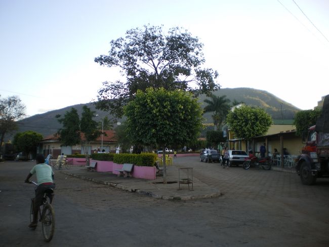 長いシャワーを浴びた後、町へ繰り出す。町といっても、大きなスーパーなど存在しない村といった感じ。。