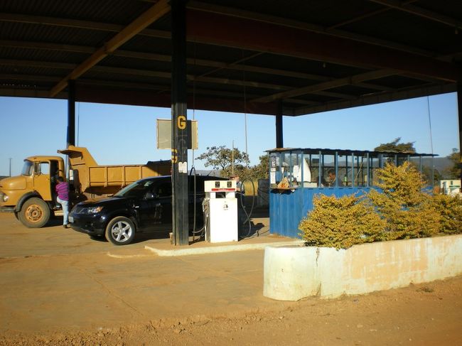 町で唯一のガソリンスタンドで燃料をいれます。ここブラジルでは、ガソリンのほかにほとんどのスタンドでＬＰＧ、デイーゼルそしてアルコールが入れられます