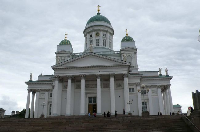 【ヘルシンキ大聖堂】<br /><br />丘の上にそびえる大聖堂。カルル・エンゲル設計で、１８５２年に完成。ルーテル派の本山。