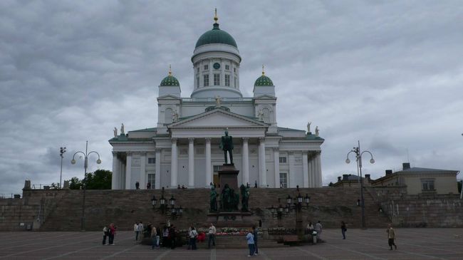 【ヘルシンキ大聖堂とアレクサンドル２世像】