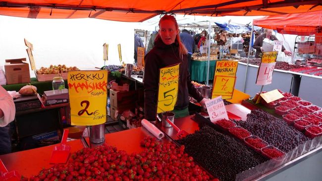 【マーケット広場のサンデーマーケット】<br /><br />おいしそうな野菜や料理がマーケットに並ぶ