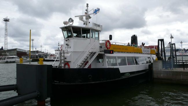 【スオメンリンナ島向けのフェリー】<br /><br />島までの往復でわずか３．８０ユーロ。途中、フィヨルドクルーズ気分が味わえる。天気が悪かったのが残念。