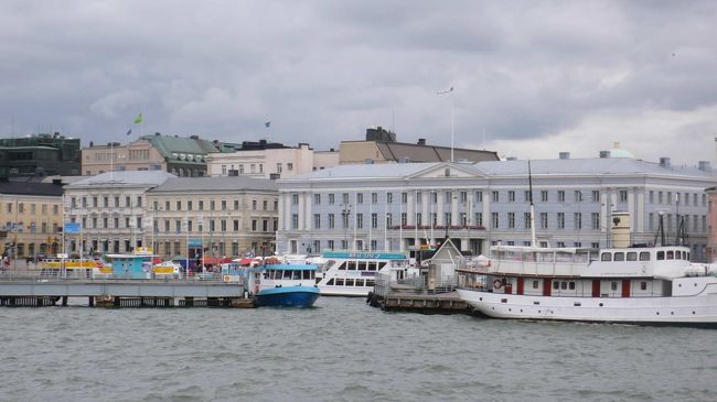 【マーケット広場周辺】<br /><br />青い建物が市庁舎