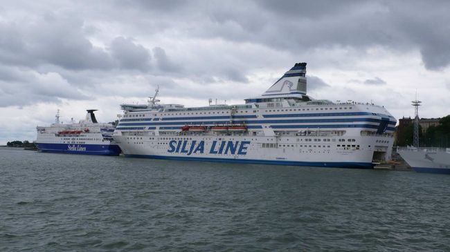 【停泊する大型客船】