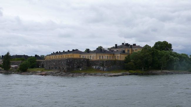 【スオメンリンナ島】<br /><br />フィンランドの南海岸を守る要塞として防御壁が張り巡らされている。４つの島からなり、それぞれが橋でつながっている。<br /><br />スウェーデン・ロシア戦争、クリミア戦争、フィンランド国内戦争で重要な舞台となった。<br /><br />現在は、大砲や博物館、教会やレストランが点在する公園となっている。<br /><br />ユネスコ世界遺産。