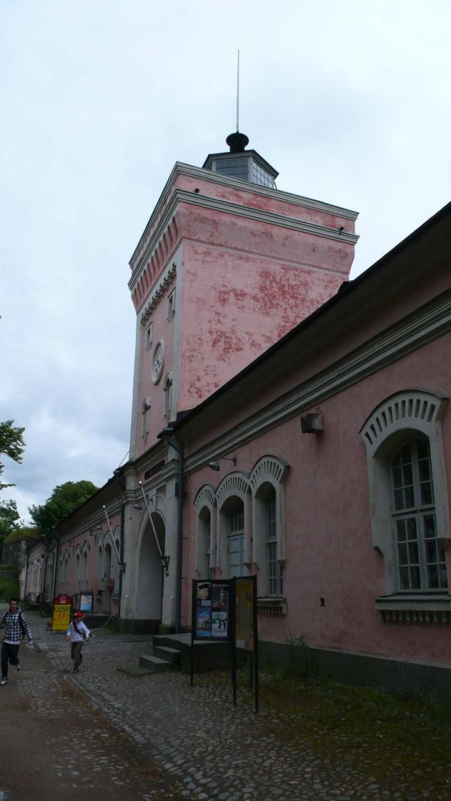 スオメンリンナ島に到着し、最初に出会う建物。中にキオスク・ギャラリー等がある。