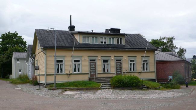 【民家】<br /><br />スオンメンリンナ島には９００名の人が住む。ヘルシンキ市の一区。