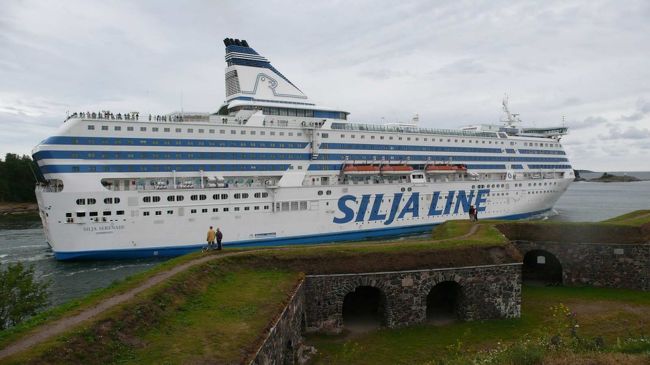 【島の間を抜けていくシリアラインの船】