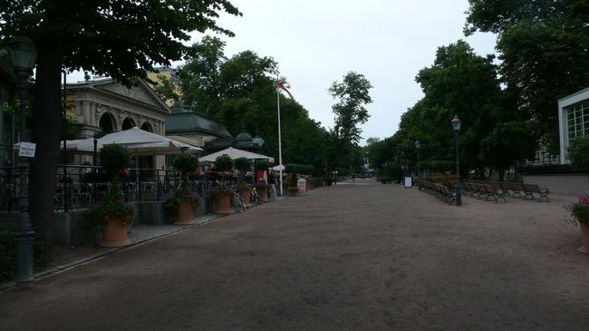 【エスプラナーディ広場】<br />太陽が出ていればとても賑わっているエスプラナーディ広場