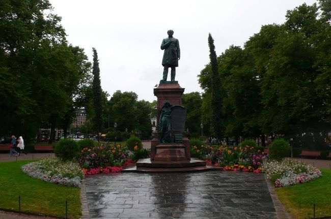 【エスプラナーディ広場内の銅像】