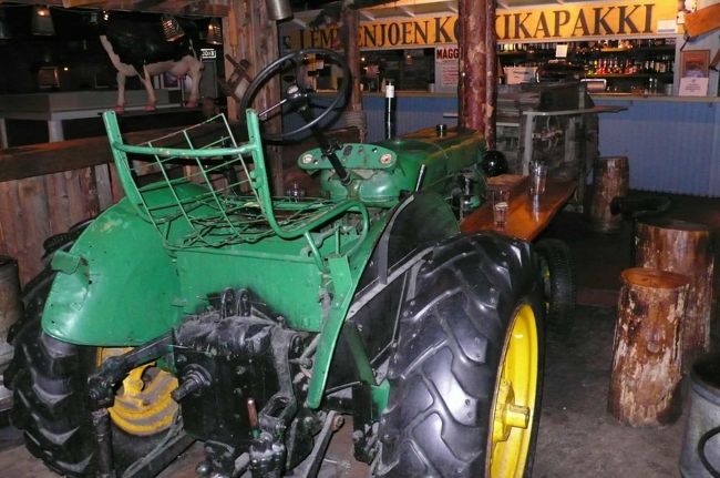 【レストラン・ツェトル】<br /><br />食事は、ホテル近くのツェトルというレストランでフィンランド料理を食べた。自分はトナカイ料理を食べるつもりだったが、間違ってウィンナーシュニッツエルのようなトンカツを頼んでいた。でも味には満足。<br /><br />このレストラン内には農機具をテーブル代わりにしている。