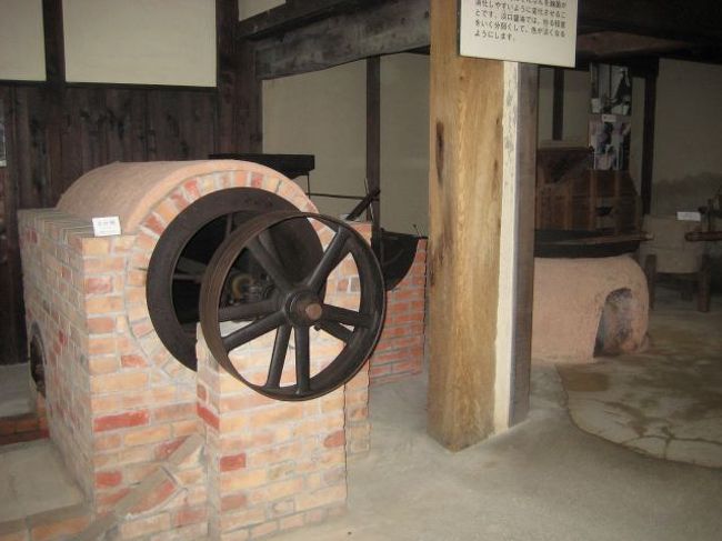 麦炒（むぎいり）<br /><br />麦炒りによって、ひき割りやすくなり、麹菌がでんぷんを消化しやすいように変化させます。<br />薄口醤油では、いくぶん弱く炒って色が薄くなるようにします。