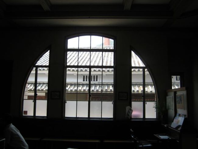 ロビーのガラス窓