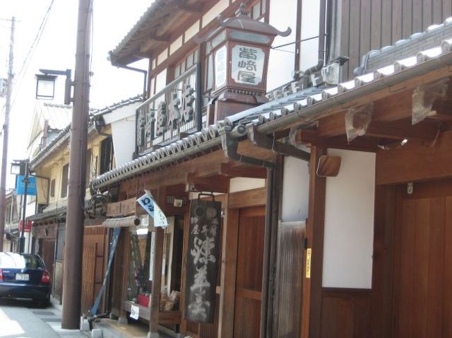 食事のできるところを探しましたが、どこも休業。<br />龍野橋の近く下川原で、看板の素敵な和菓子屋さんを見つけました。<br /><br />御菓子司「觜崎屋（はしさきや）本店」<br />看板の「練羊羹」は宮内庁御用達、献上ではなく、お買い上げというご自慢の逸品です。<br />