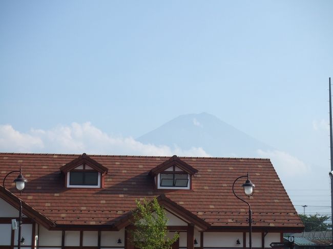 富岳風穴から再びレトロバスに乗って<br />駅前へ。富士山がうっすら見えました。<br />
