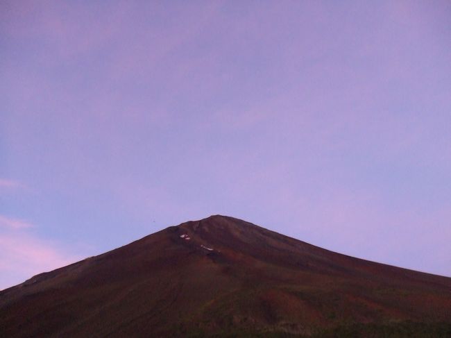 ホテルから出発するご来光ツアーがあるというので<br />参加することしました。（1人1900円）<br /><br />3時半出発で4時50分前後のご来光を見に行きました。<br /><br />これはご来光前に空と富士山が<br />赤く染まり始めている様子です。<br />