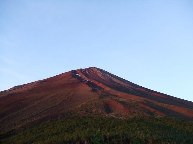 太陽がかなり出てきて、<br />富士山が赤く染まっています。