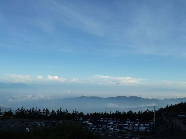 向こうには山々が見えます。