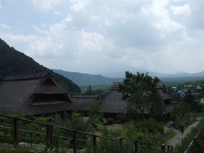 ホテルから駅まで歩き、<br />駅からレトロバスに乗って<br />いやしの里根場に行きました。<br /><br />富士山が雲で全く見えません。