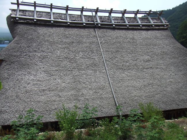 茅葺屋根の家。<br /><br />昔はこの辺一帯が茅葺屋根の集落だったそうです。