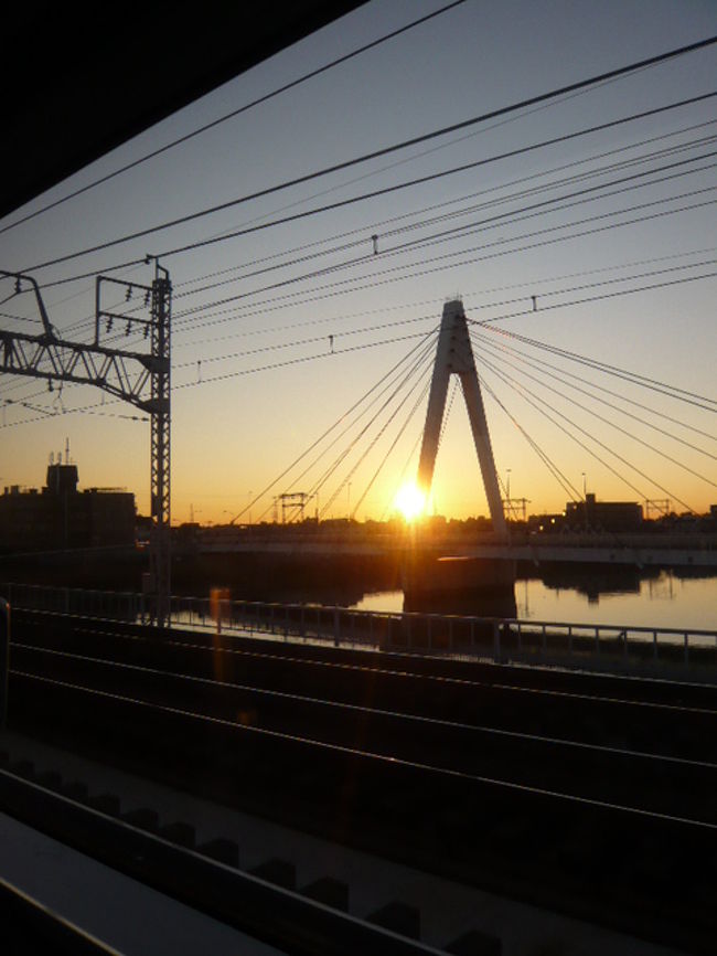 ←◆『早朝の成田へ♪』<br /><br />段々と陽が昇ってきました<br /><br />ホントはもっと早く行く処<br />今回Ｃクラスなので遅めで