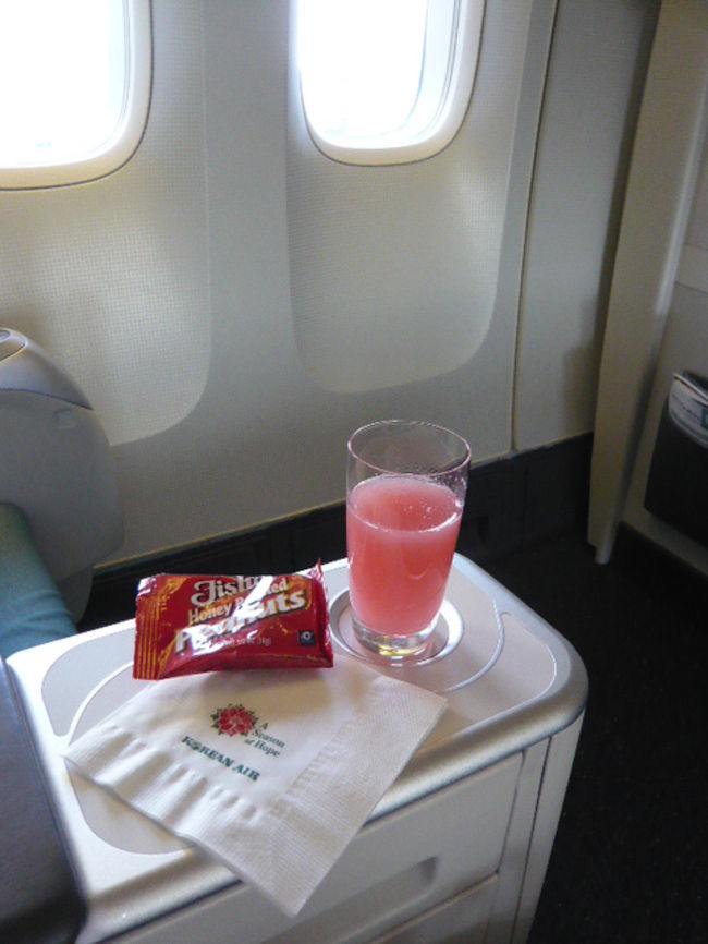 ←◆『大韓航空Ｃクラス♪』<br /><br />一番前で・・隣は空席でした<br /><br />早朝なのでグアバジュースで