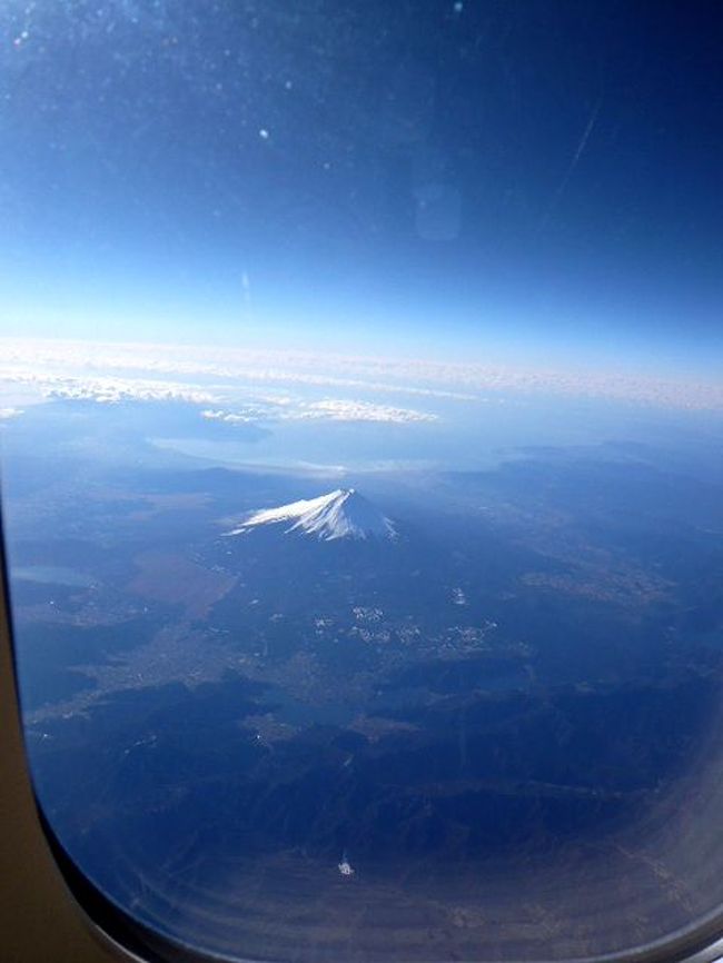 ←◆『窓から見た富士山♪』<br /><br />飛立ってすぐの機内アナウンスで<br /><br />「眼下に富士山が見えます」と♪<br /><br />どれどれ〜？おお〜美しいですね
