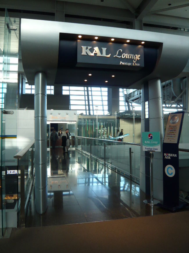 ←◆『仁川のラウンジ♪』<br /><br />映画も見終わらない間に仁川着<br />そのままラウンジへ直行します<br /><br />ここはビジネスクラス用ですが<br />ＡＦ上級会員はＣクラス購入で<br />Ｆクラス用ラウンジ使えたとか<br /><br />悔しいけど帰国後に知りました