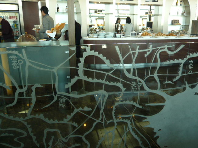 ←◆『仁川のラウンジ♪』<br /><br />地図の書かれた仕切り越しに<br /><br />ラウンジを見るとこんな感じ