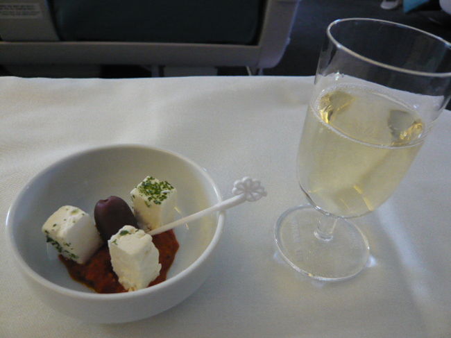 ←◆『まずは先付けから♪』<br /><br />座るとすぐにアペリティフと<br /><br />チーズとオリーブの先付けが