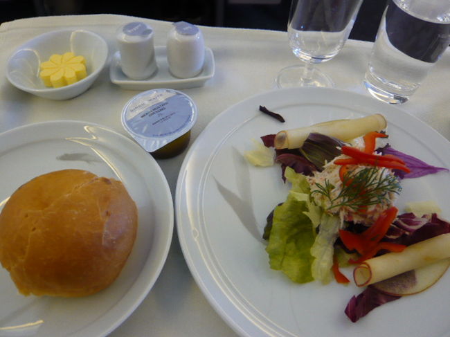 ←◆『ＫＥの機内食です♪』<br /><br />えーと蟹・・だったかな？(^_^;<br /><br />手前のクルクル丸まってるのは<br />何かと思ったらリンゴの薄切り