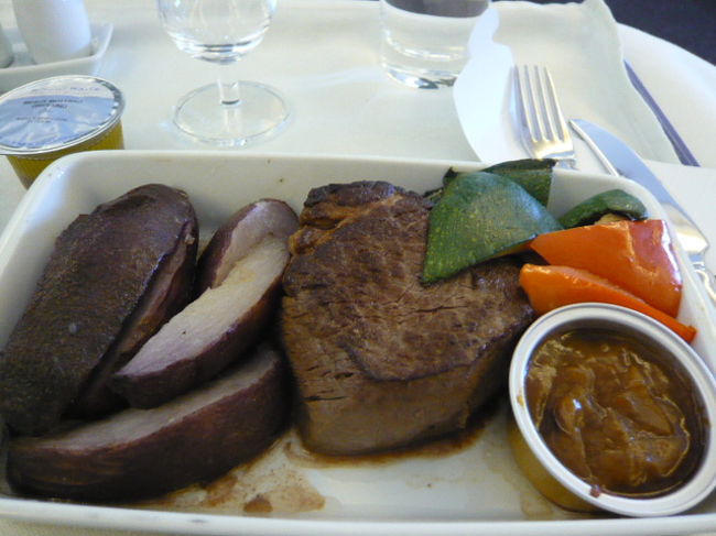 ←◆『ＫＥの機内食です♪』<br /><br />メインは・・ビーフにしました<br />ビビンバも良いけど続けてはね<br /><br />グレービーソース？はイマイチ