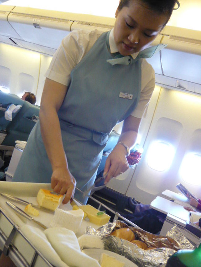 ←◆『ＫＥの機内食です♪』<br /><br />おお〜チーズのサービスです<br /><br />ＡＦだけぢゃないんですね〜