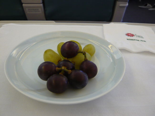 ←◆『ＫＥの機内食です♪』<br /><br />私はチーズもケーキもパスで<br /><br />フルーツだけ戴きましたよー